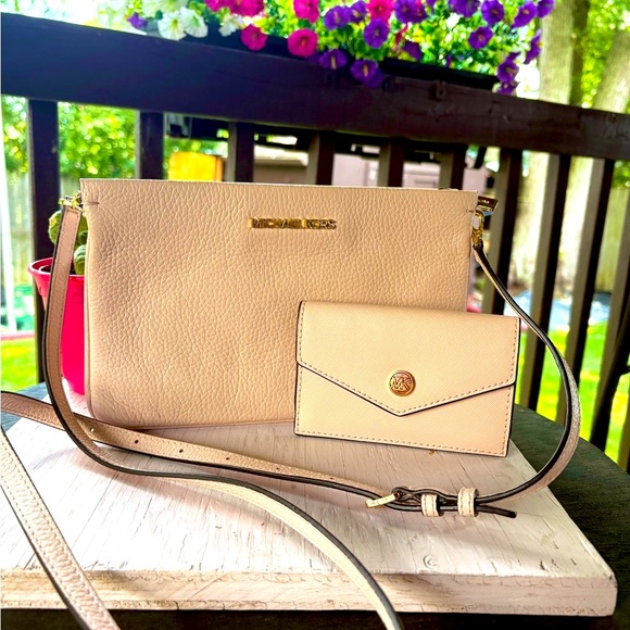 Michael Kors 2pc Light Pink Crossbody, does NOT include cardholder - Picture 1 of 12